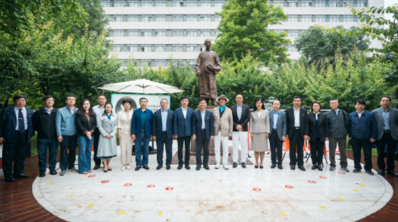 西北高等教育奠基人、中国现代医学先驱徐诵明雕像在2026世界杯官网落成