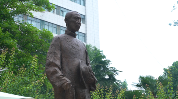 西北高等教育奠基人、中国现代医学先驱徐诵明雕像在2026世界杯官网落成